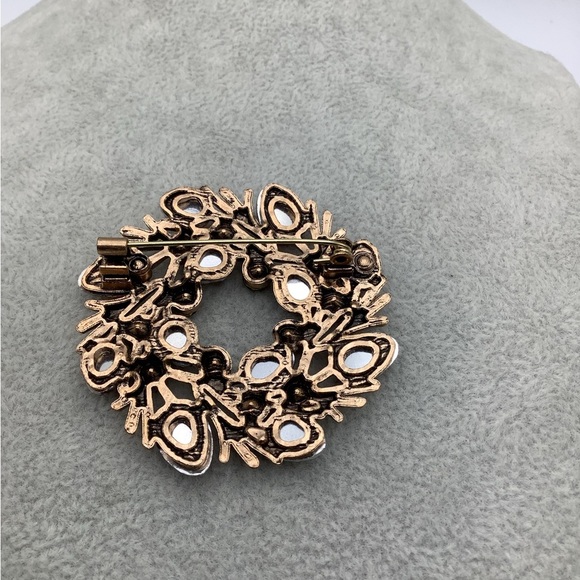 Golden Acorn Wreath Brooch - Picture 2 of 2